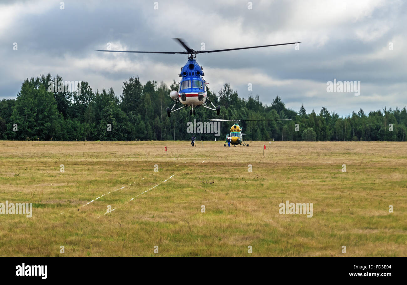 Le championnat de sport hélicoptère ouvert de la République du Bélarus "Gorovets cup' - 2015. Exercice - vol sur la précision. Banque D'Images