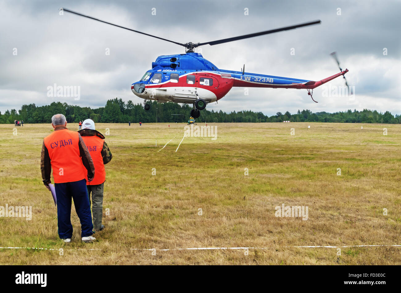 Le championnat de sport hélicoptère ouvert de la République du Bélarus "Gorovets cup' - 2015. Exercice - vol sur la précision. Banque D'Images