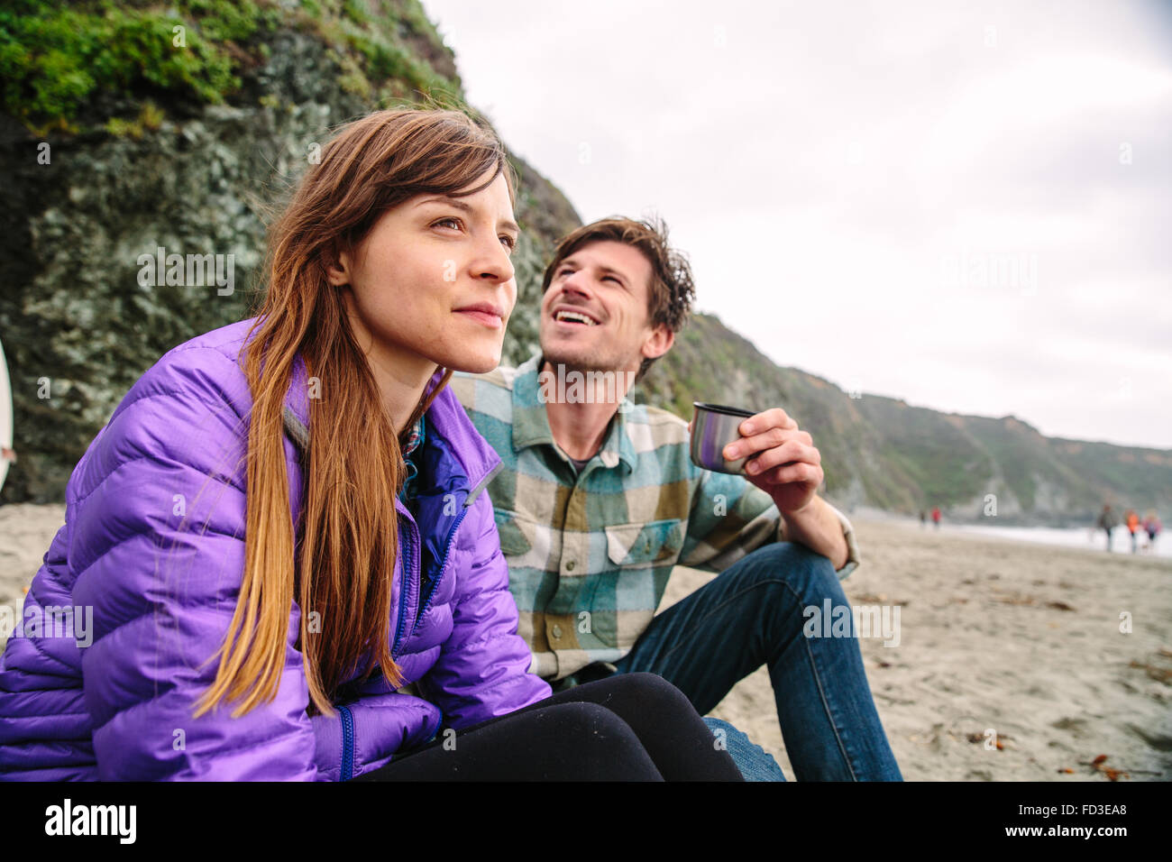 Un jeune couple appréciant un après-midi sur les plages de Big Sur, en Californie. Banque D'Images