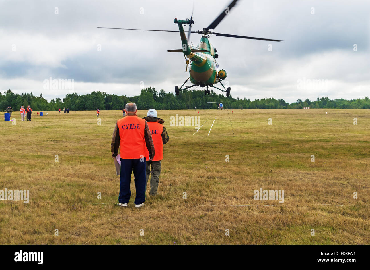 Le championnat de sport hélicoptère ouvert de la République du Bélarus "Gorovets cup' - 2015. Exercice - vol sur la précision. Banque D'Images