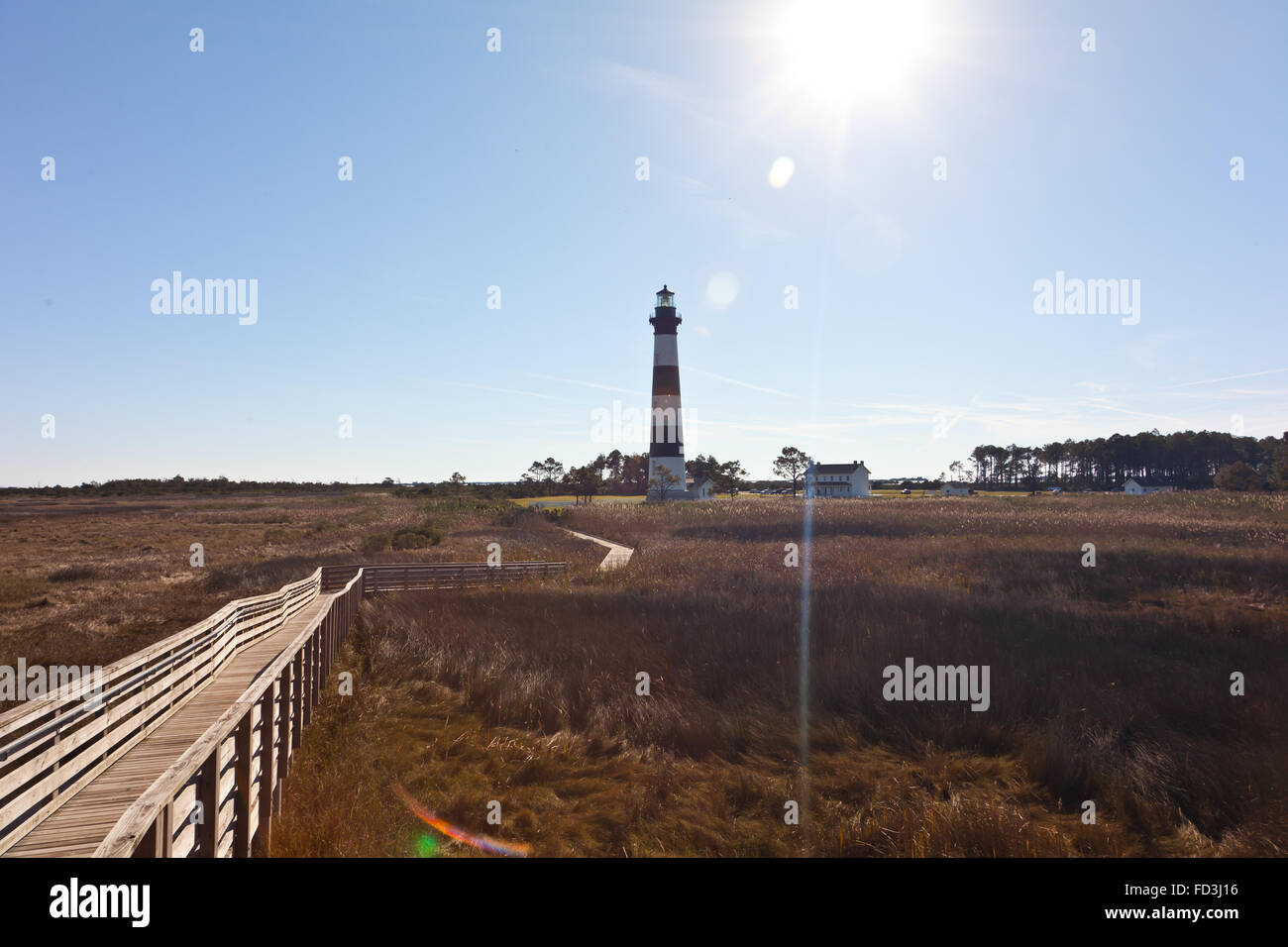 Regardant le Bodie Island Lighthouse près de Nags Head, Caroline du Nord de la promenade avec un soleil éclaté derrière Banque D'Images