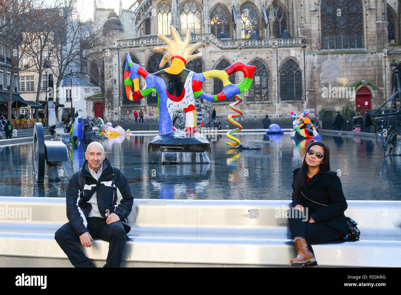 Deux inconnus à Paris à la Fontaine Stravinsky Banque D'Images