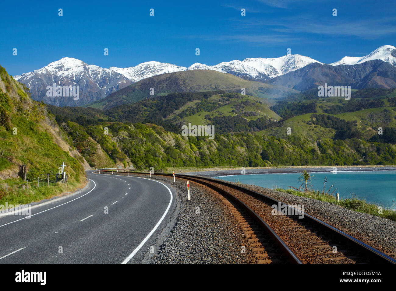 Route, chemin de fer, et au large des plages, Kaikoura Mangamaunu, près de Kaikoura, Marlborough, île du Sud, Nouvelle-Zélande Banque D'Images