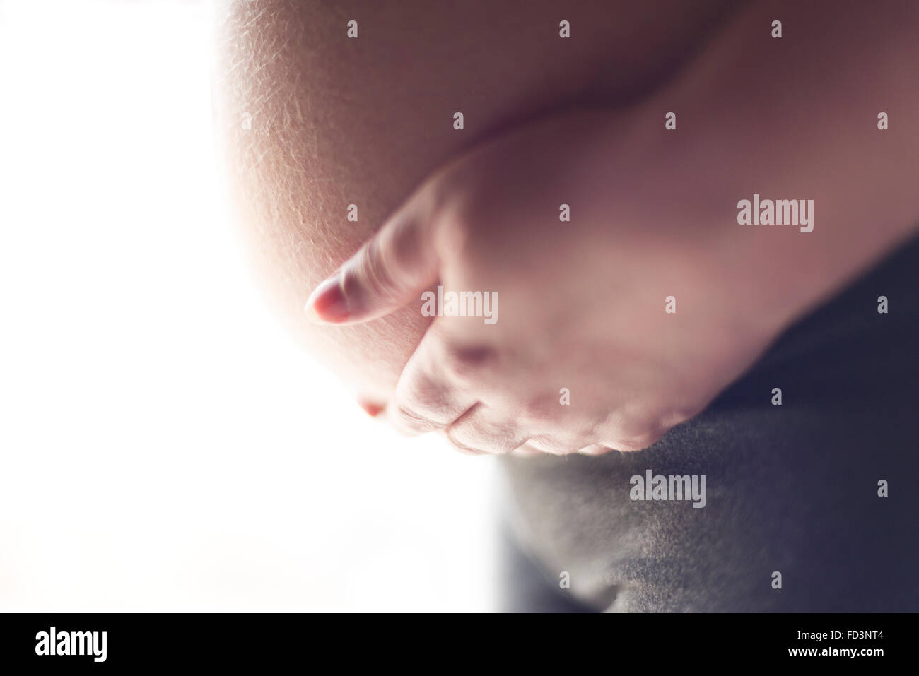 Woman holding pregnant bébé ventre avec les mains sur le ventre Banque D'Images