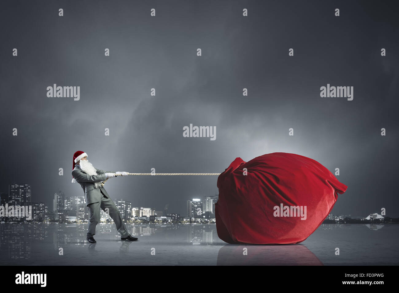 Businessman in Santa hat tirant grand sac rouge Banque D'Images Businessman in Santa hat tirant grand sac rouge Banque D'Images