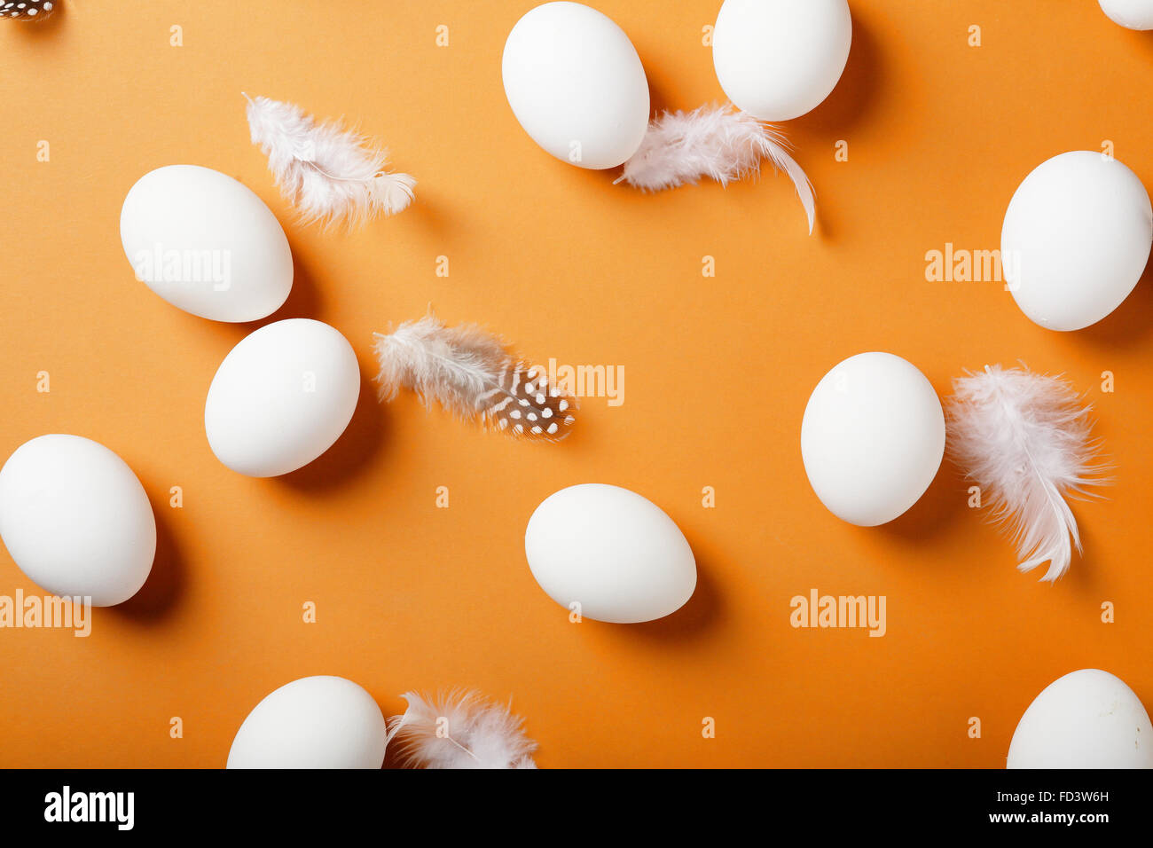 Œufs de Pâques et plumes de fond, de l'alimentation vue d'en haut Banque D'Images