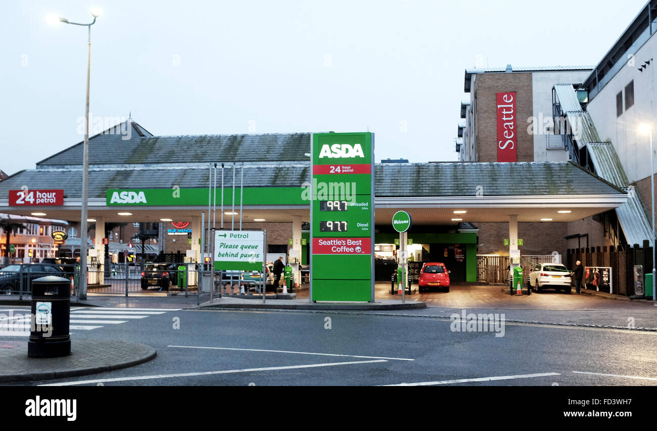 Supermarché Asda station essence carburant dans le port de plaisance de Brighton Brighton UK Banque D'Images