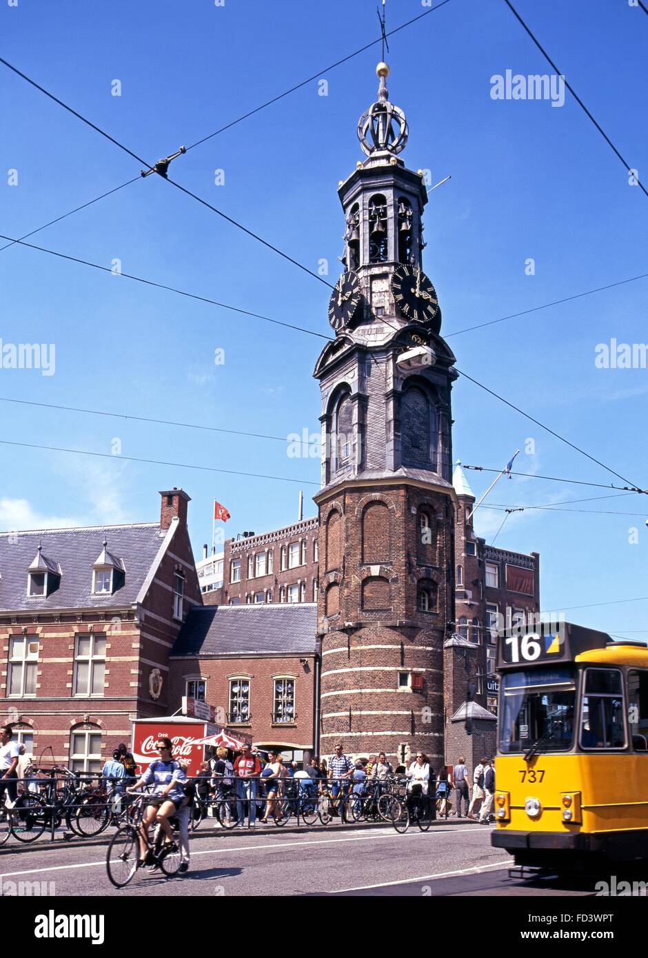 Centre-ville avec le tramway Munttoren tour de l'horloge à l'arrière à Muntplein, Amsterdam, Hollande, Pays-Bas, l'Europe. Banque D'Images