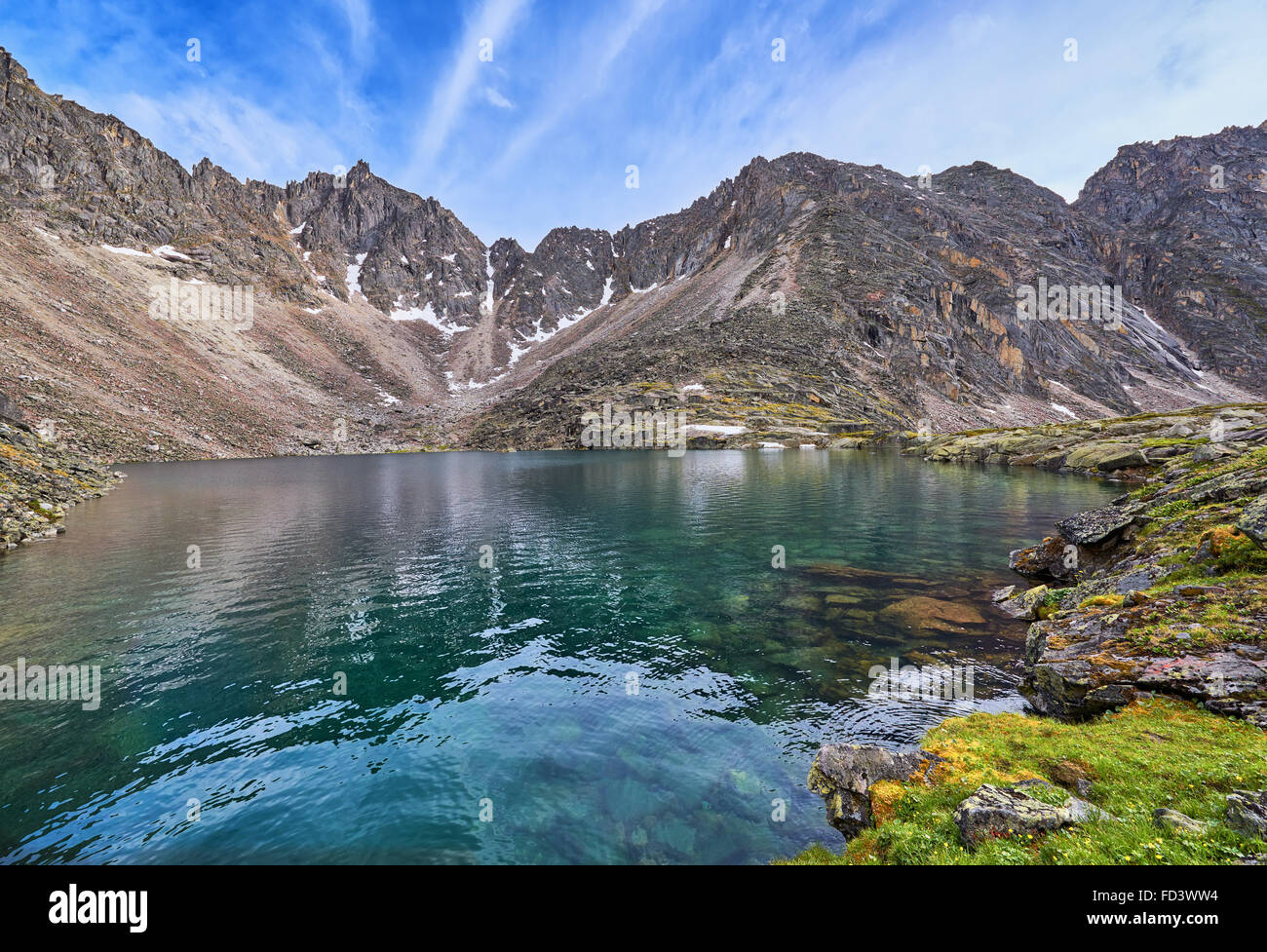 Belle eau d'un lac de montagne à l'Est dans la gamme Sayan . Bouriatie . La Russie Banque D'Images