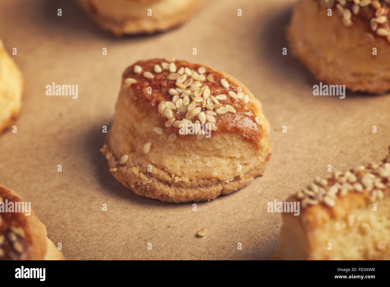 Des scones salés au fromage et au sésame, Tasty Baking produit alimentaire sur papier kraft, macro close up Banque D'Images