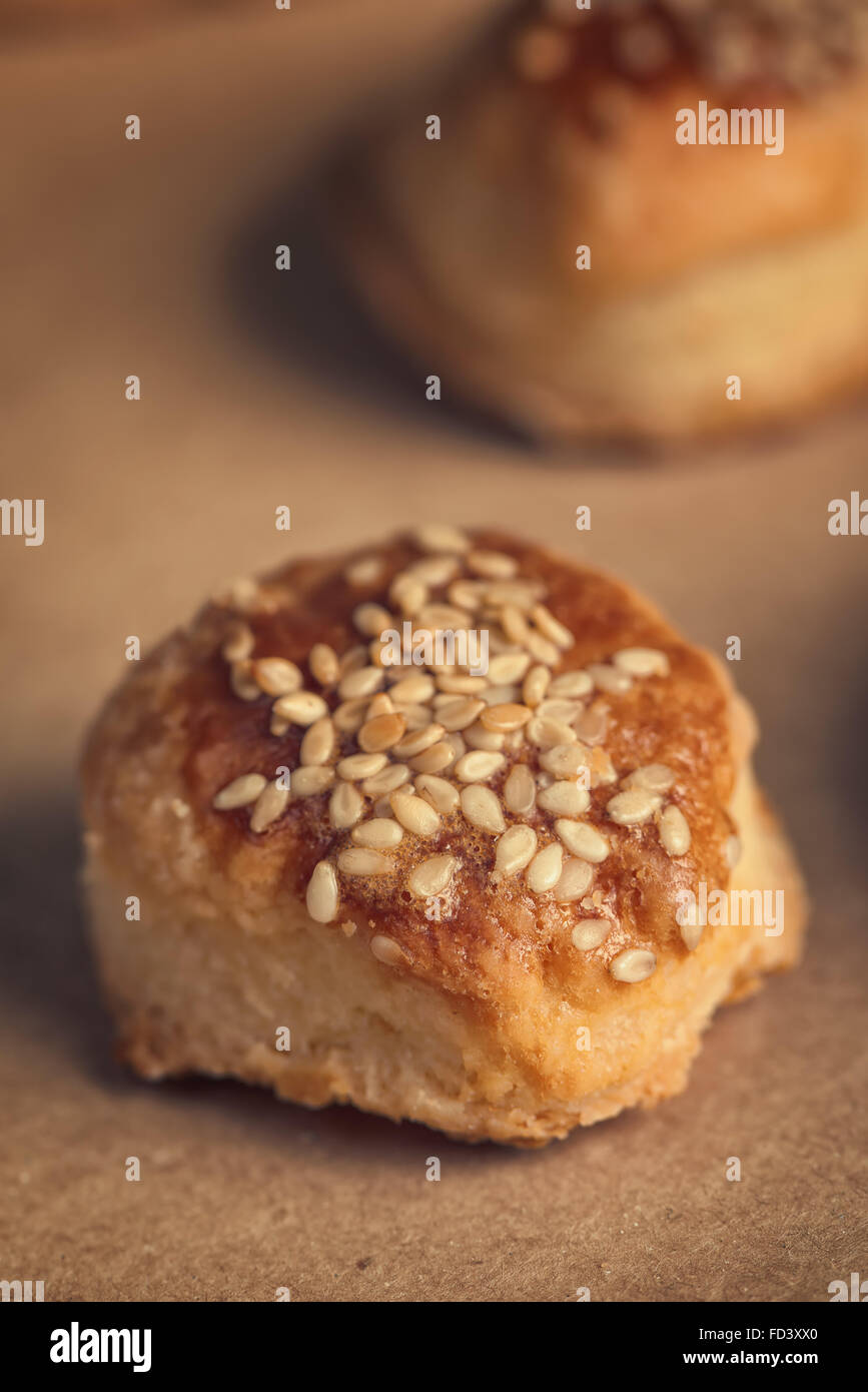 Des scones salés au fromage et au sésame, Tasty Baking produit alimentaire sur papier kraft, macro close up Banque D'Images