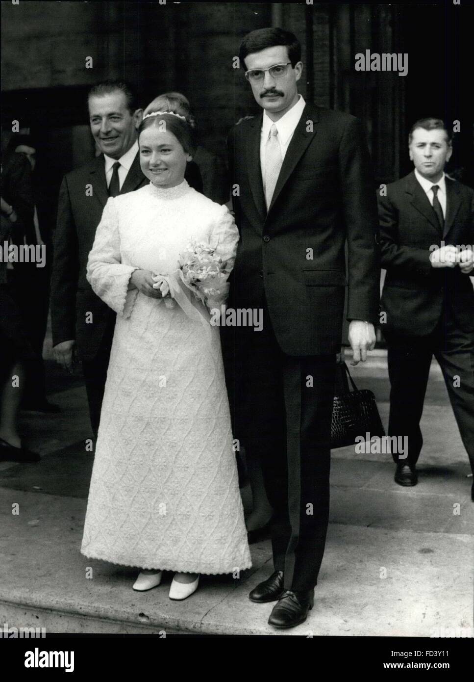 1962 - Signorina Marisa Malagoli, 22, fille adoptive de l'ancien leader communiste italien Palmiro Togliatti, mort le 1964 à Yalta, se sont mariés aujourd'hui à la capitale, Rome, avec le signor Gustavo Imbellone. © Keystone Photos USA/ZUMAPRESS.com/Alamy Live News Banque D'Images