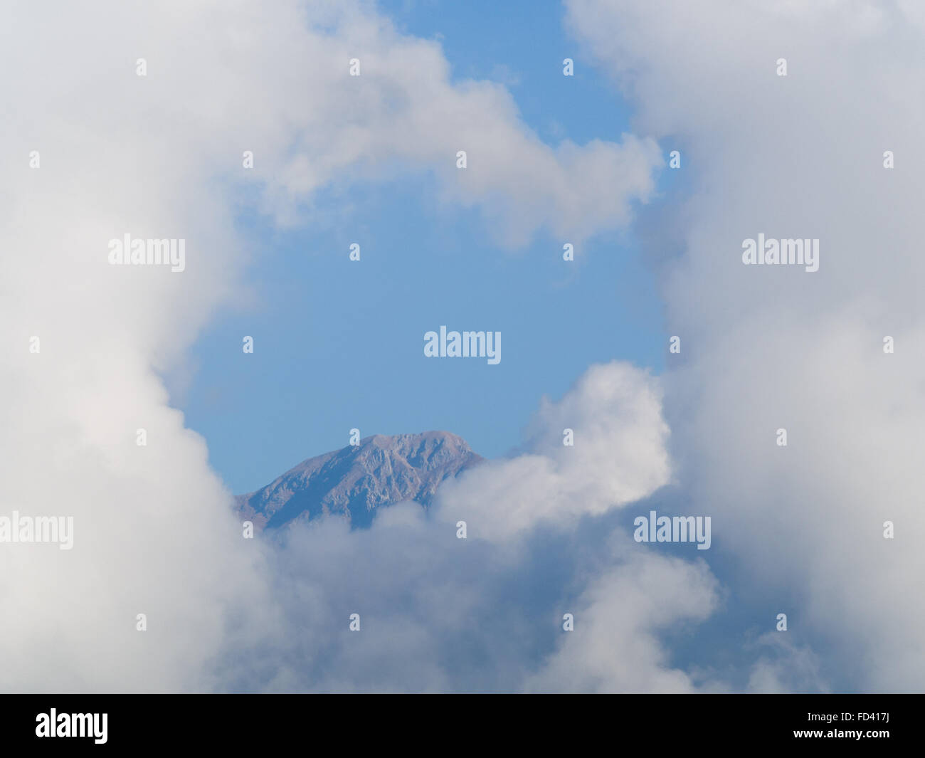 Haut de mountain Pania dans Alpes Apuanes entouré de blanc. les nuages célestes Cette montagne est en Versilia Toscane Norther Banque D'Images