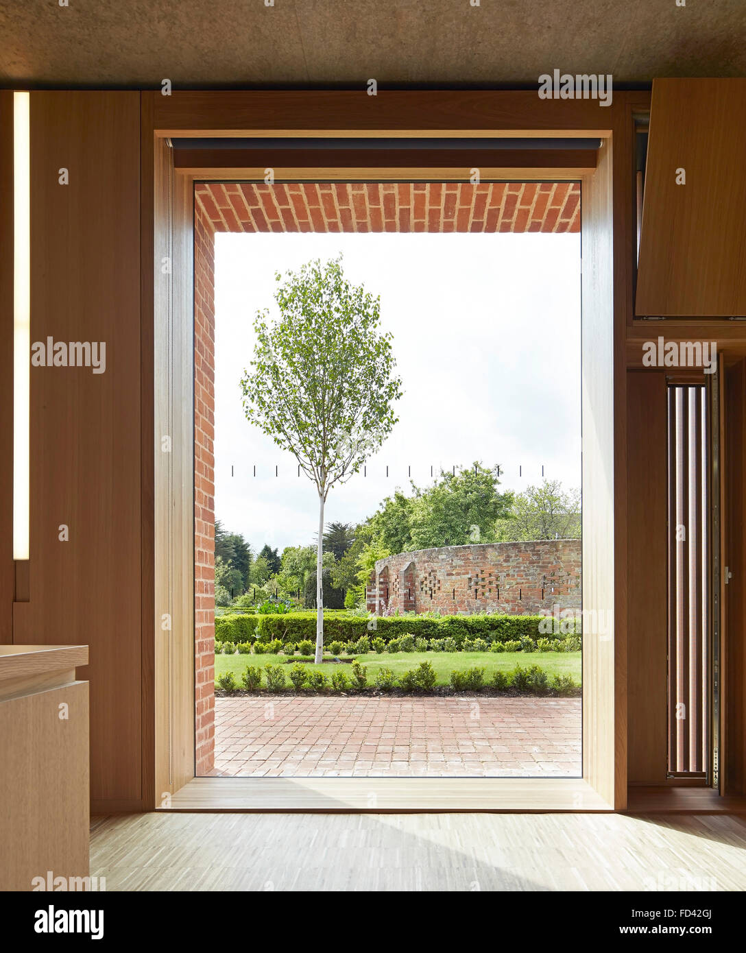 Fenêtre pleine hauteur avec vue sur le jardin. Archive Britten-Pears, Aldeburgh, Royaume-Uni. Architecte : Stanton Williams, 2013. Banque D'Images
