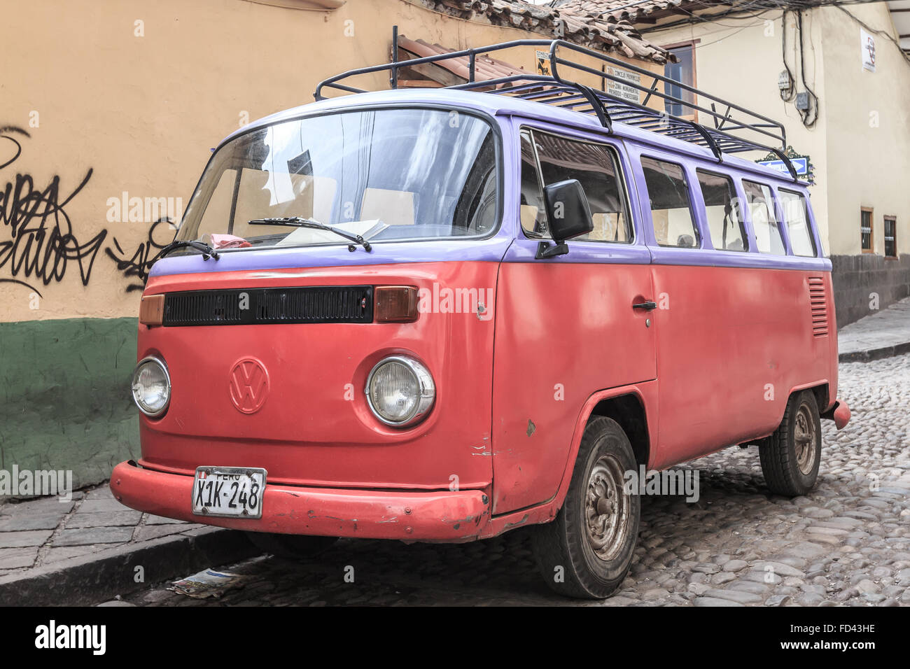 Vintage Volkswagen campeur photographié à Cusco, Pérou Banque D'Images