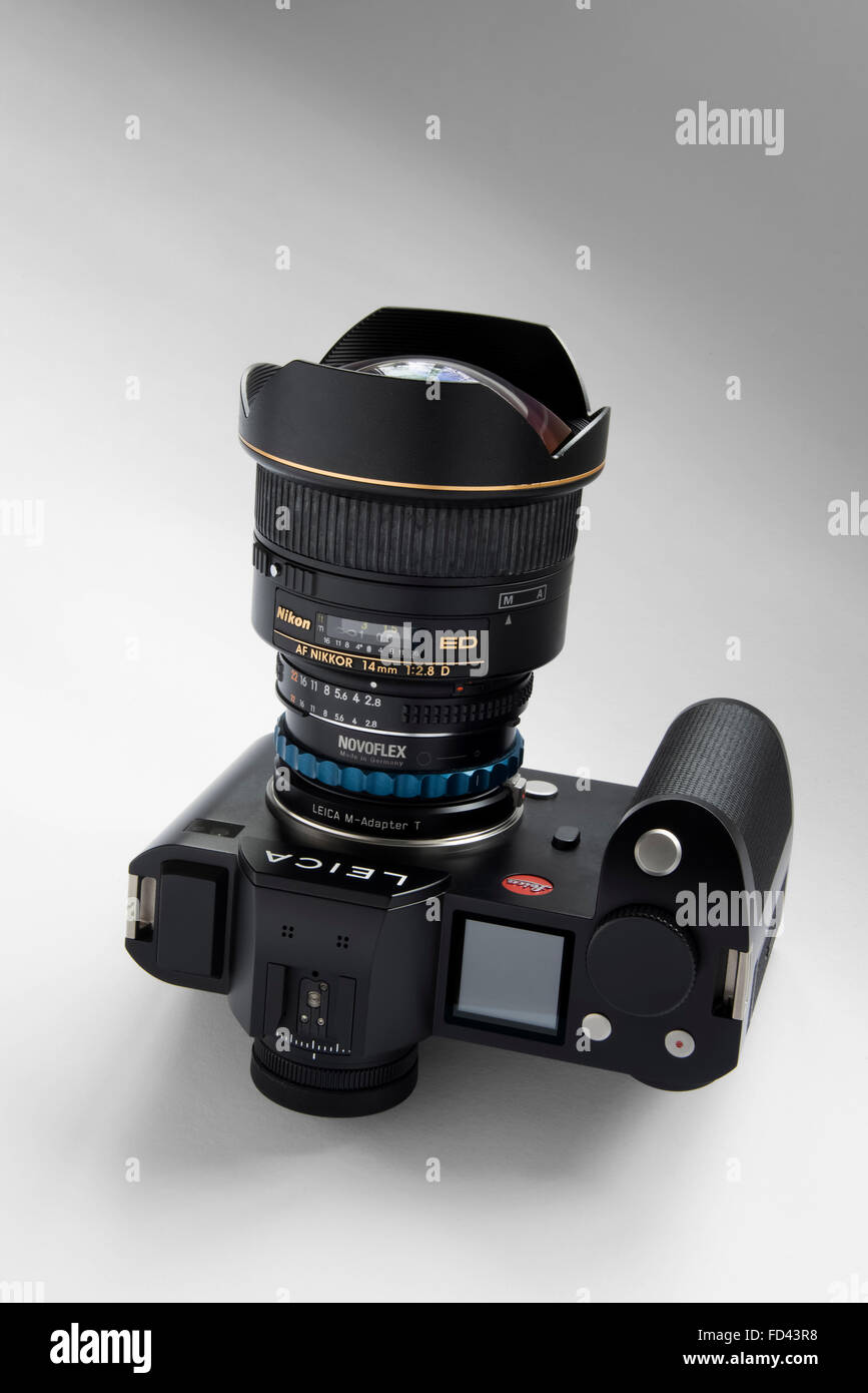 Appareil Photo Leica Sl Equipe De Nikon 14mm De L Objectif A Tres