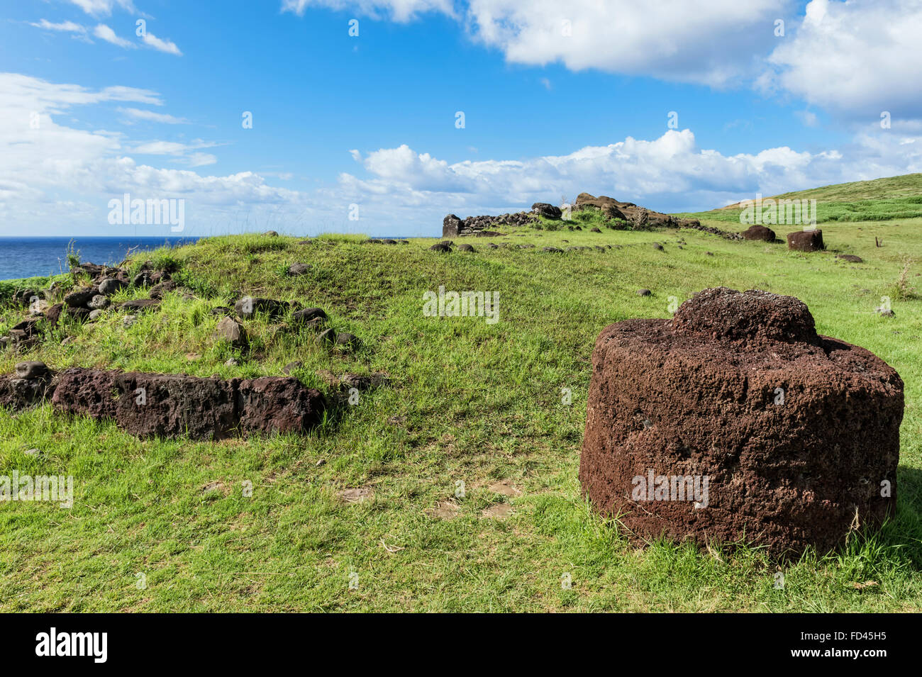 Le Chili, l'île de Pâques, Pukao (chignon), Parc national de Rapa Nui, l'UNESCO World Heritage Site, Vinapu Banque D'Images