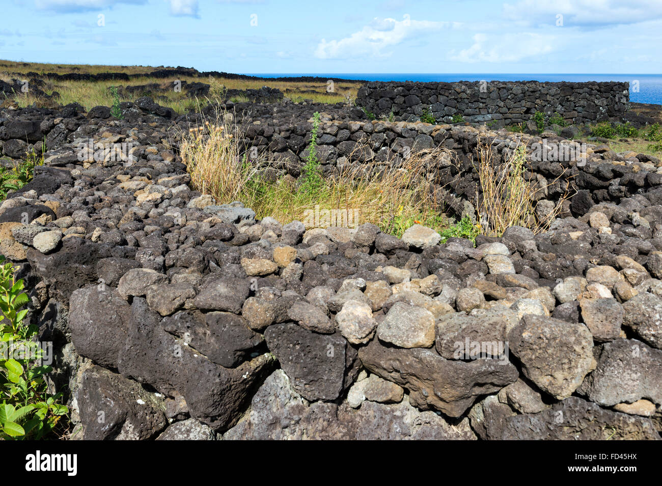 L'ahu Tepeu, Chili, île de Pâques, les fondations des maisons elliptique, parc national de Rapa Nui, Site du patrimoine mondial de l'UNESCO Banque D'Images