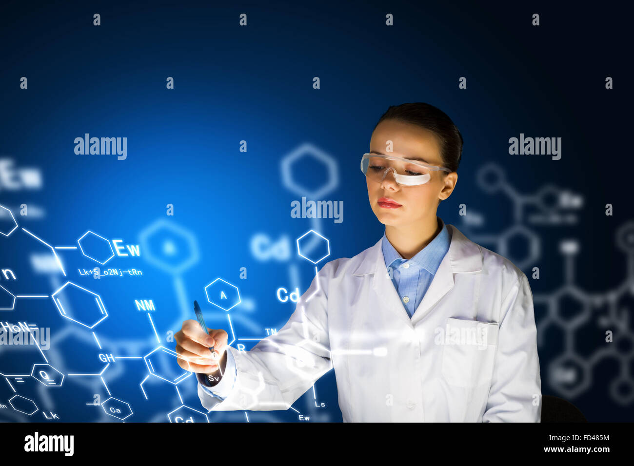 Jeune femme chercheur en chimie médicale dessin formules uniformes Photo  Stock - Alamy