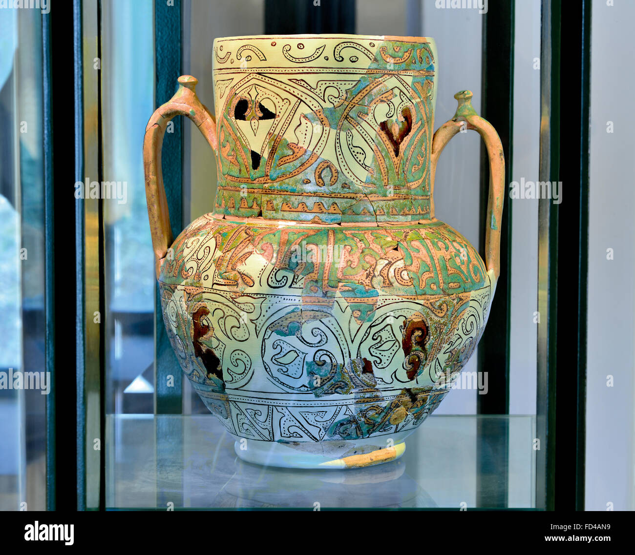Portugal : pot en céramique islamique (12ème siècle) avec 'Corda Seca' ornements dans le Musée des Arts Islamiques de Mértola Banque D'Images