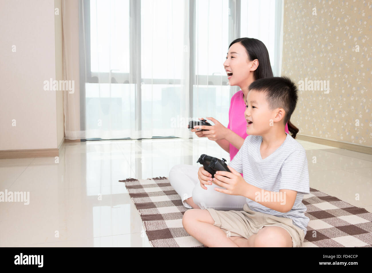 Mère et fils à jouer aux jeux vidéo Banque D'Images