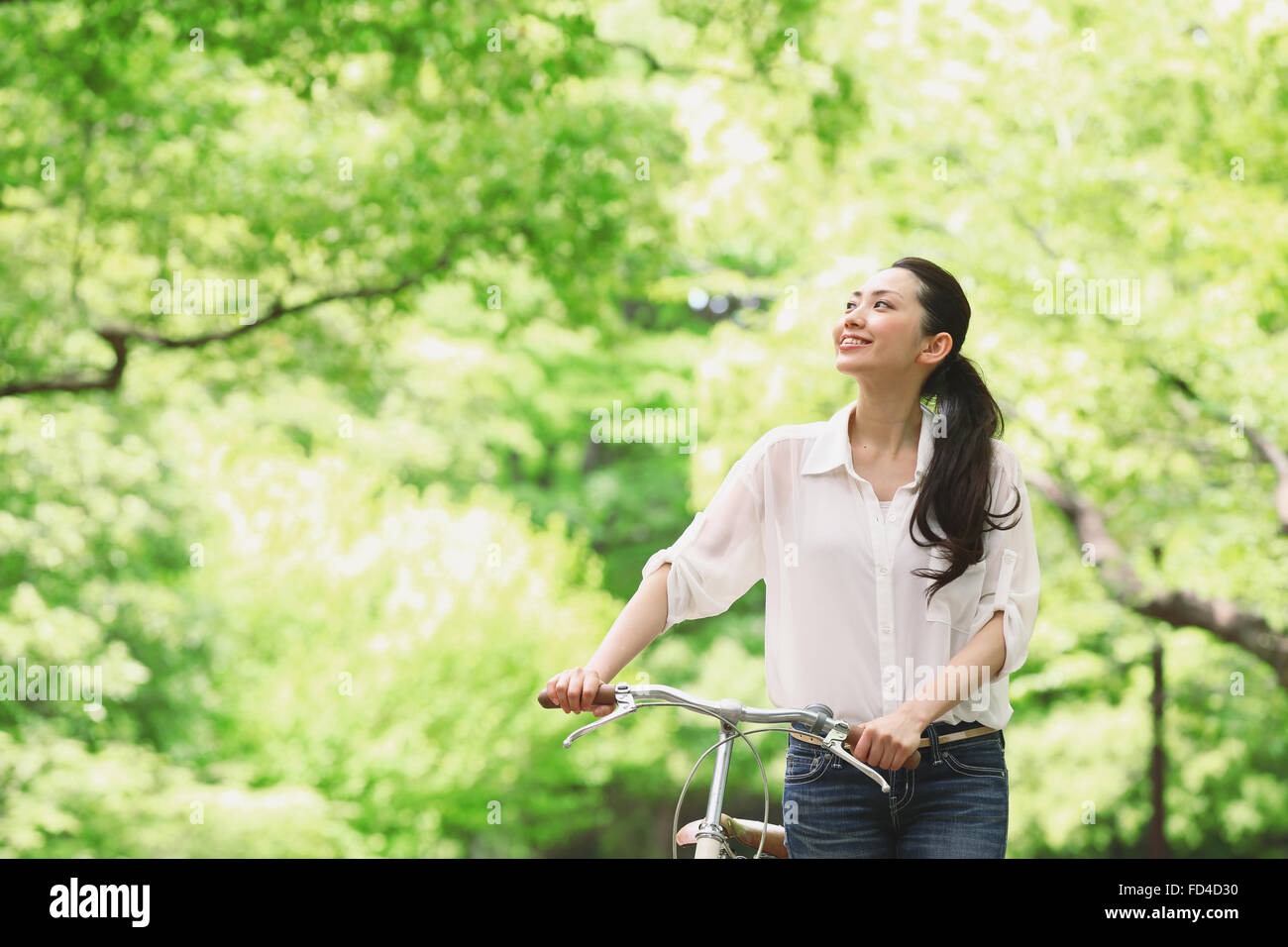 Jolie femme japonaise dans un parc de la ville Banque D'Images