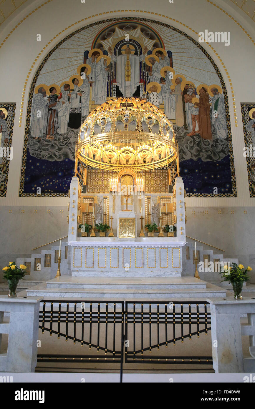 L'autel principal et couvert en cuivre doré. Steinhof église construite par Otto Wagner entre 1902 et 1907. Banque D'Images