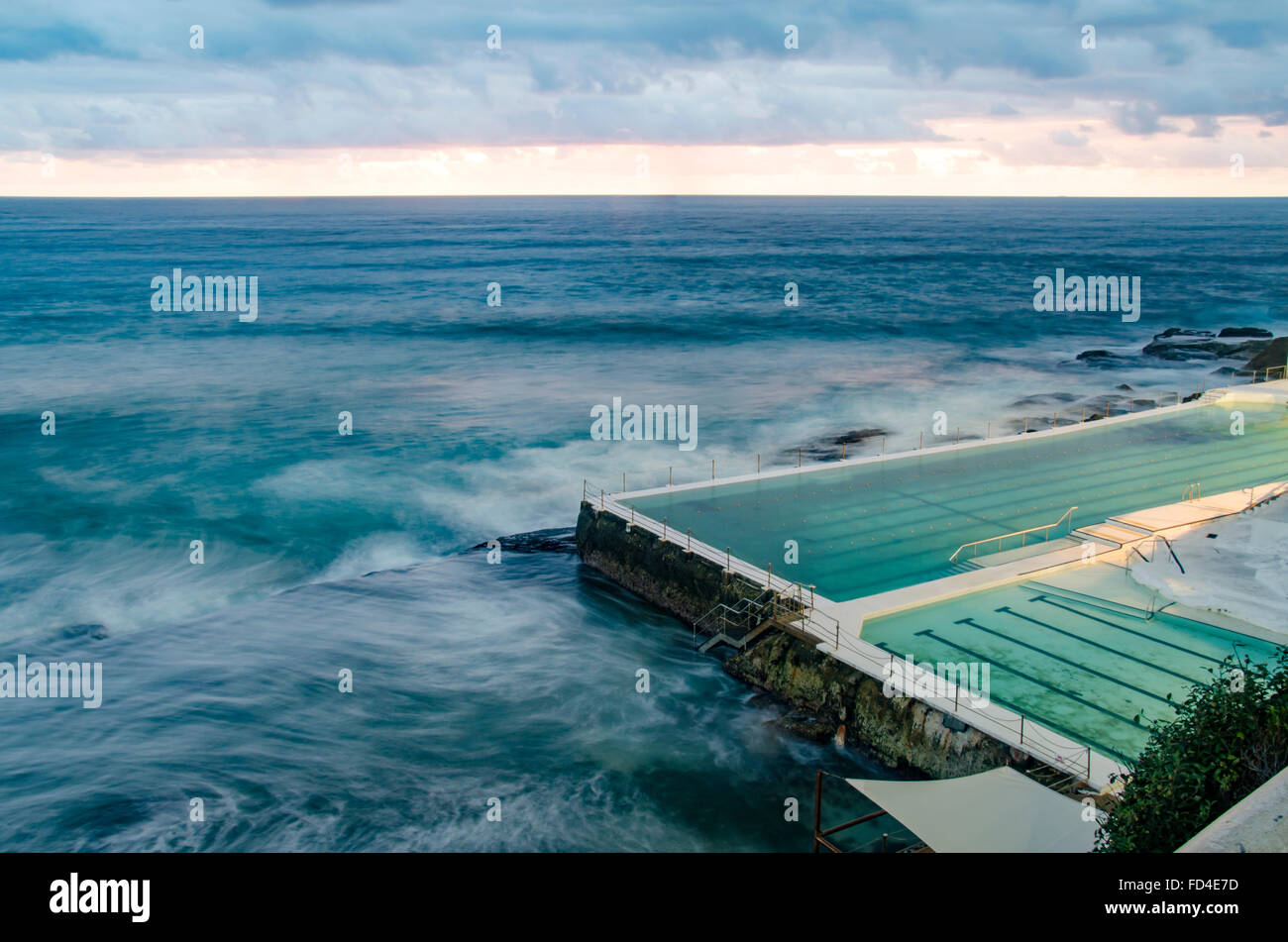 Célèbre pour les nageurs Bondi Icebergs, Bondi Beach Ocean pool avant l'aube tôt le matin à Sydney, en Australie Banque D'Images