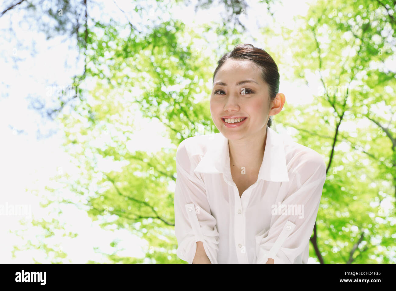 Jolie femme japonaise dans un parc de la ville Banque D'Images