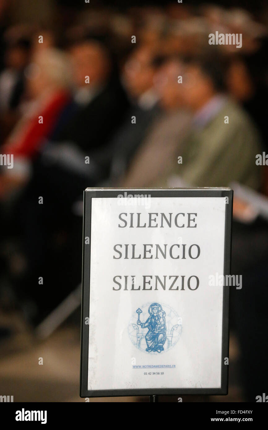 Célébration à la cathédrale Notre Dame, Paris. Silence signe. Banque D'Images