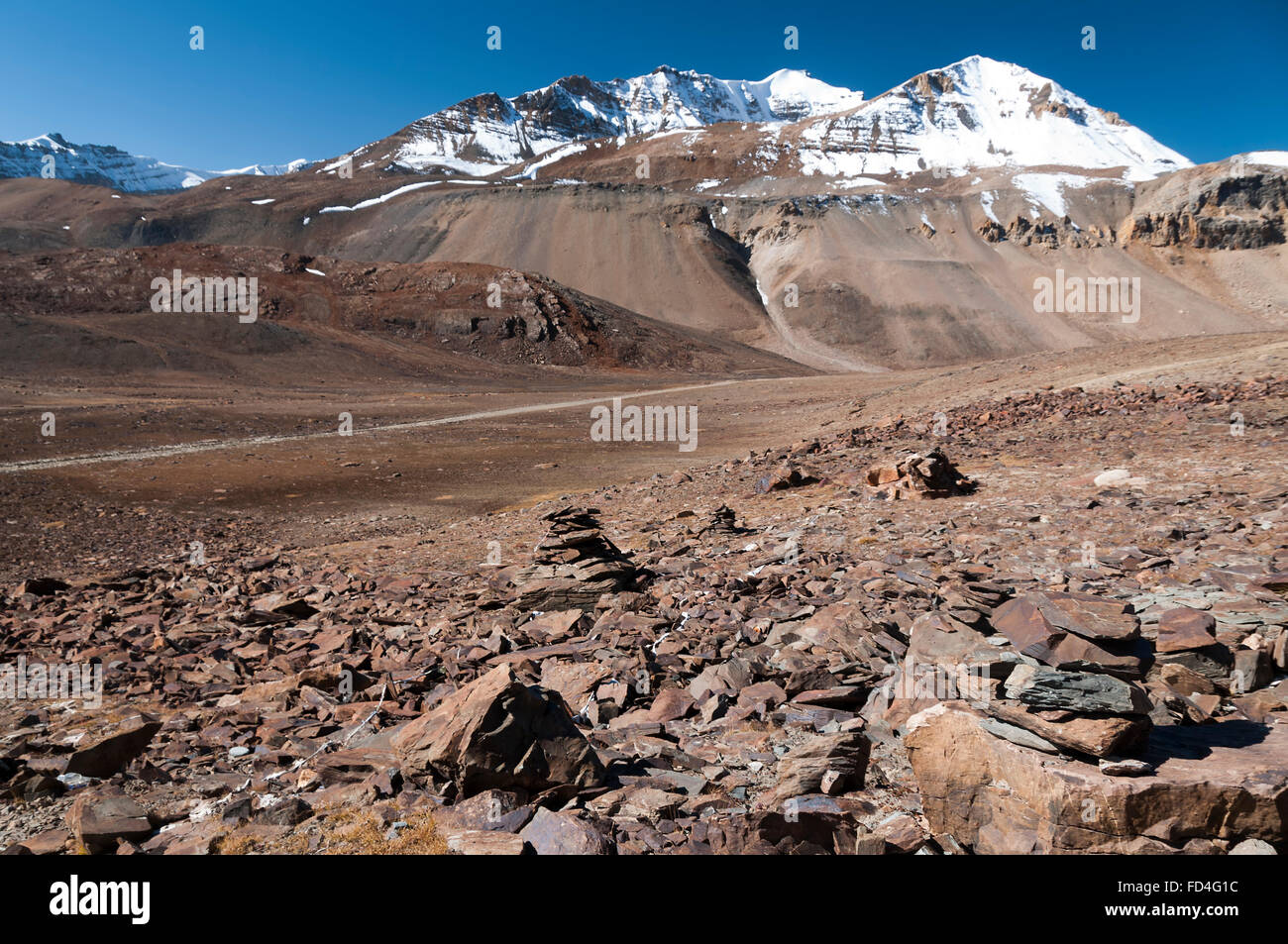 La passe himalayen Lachung La (5079m) sur la route de Manali à Leh, Inde Banque D'Images