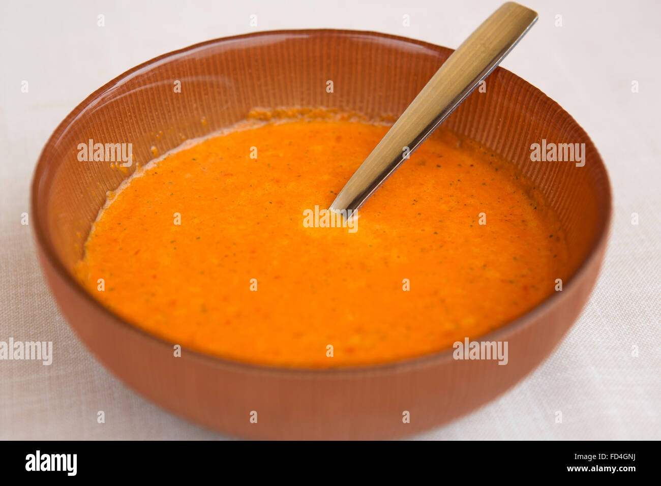 Un bol de sauce épicée mojo rojo à Tenerife, Espagne. La sauce est traditionnellement servi avec des pommes de terre (papas arrug froissé Banque D'Images