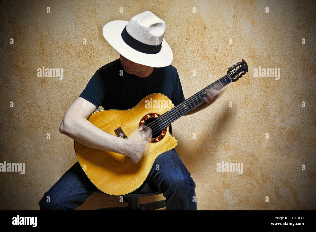 Un guitariste qui joue de la guitare très rapide. Banque D'Images