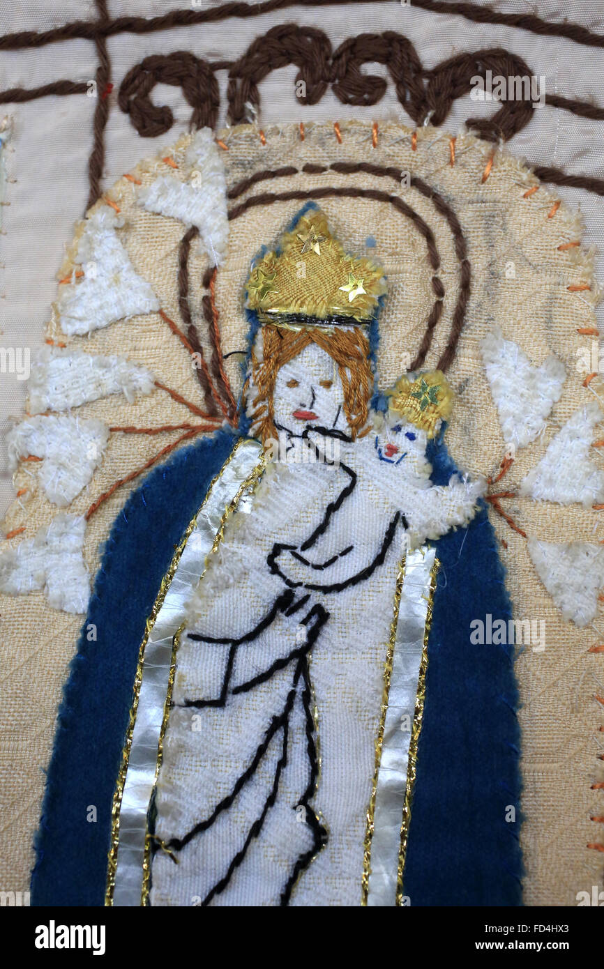La broderie. Modèle de la Vierge et l'enfant sur un chiffon. Banque D'Images