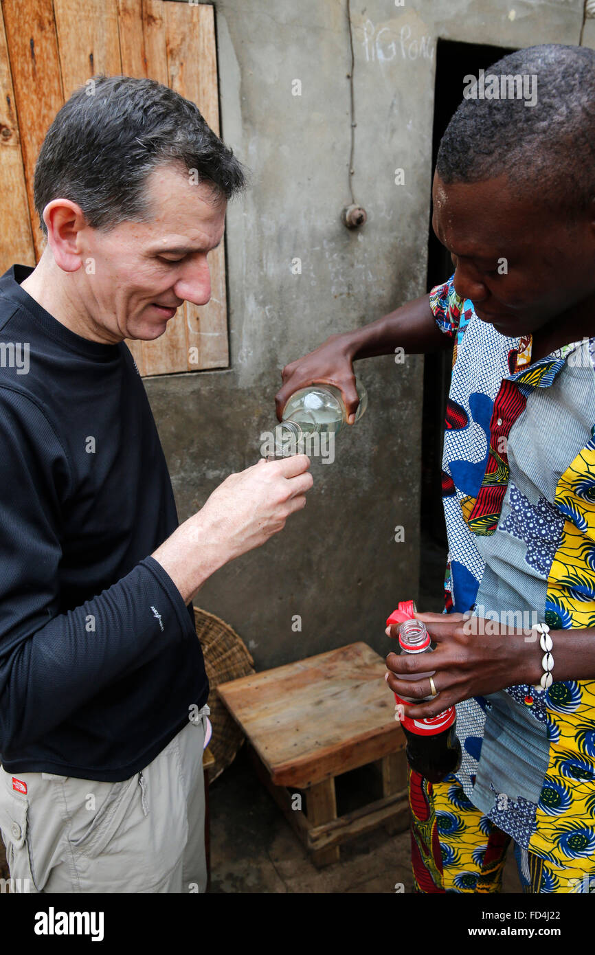 Gin et la boisson offerte à un visiteur dans un Bénin accueil Banque D'Images
