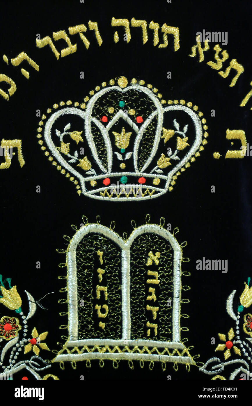 Un rideau de l'arche de la Torah avec le détail des tables de la Loi. Banque D'Images