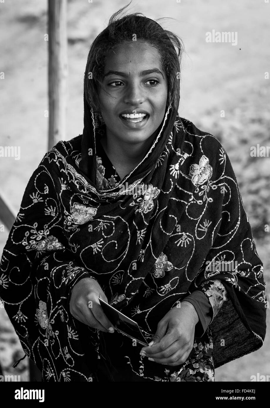 Jeune femme souriante, l'île de Qeshm, Salakh, Iran Banque D'Images