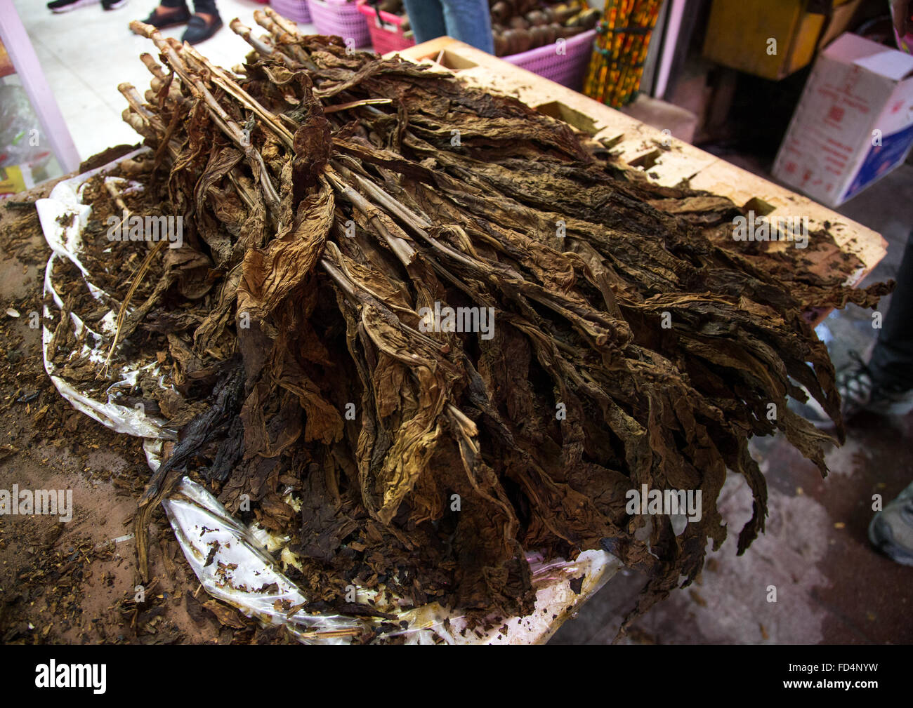 Feuilles de tabac vendus dans le bazar, l'Hormozgan, Bandar Abbas, Iran Banque D'Images