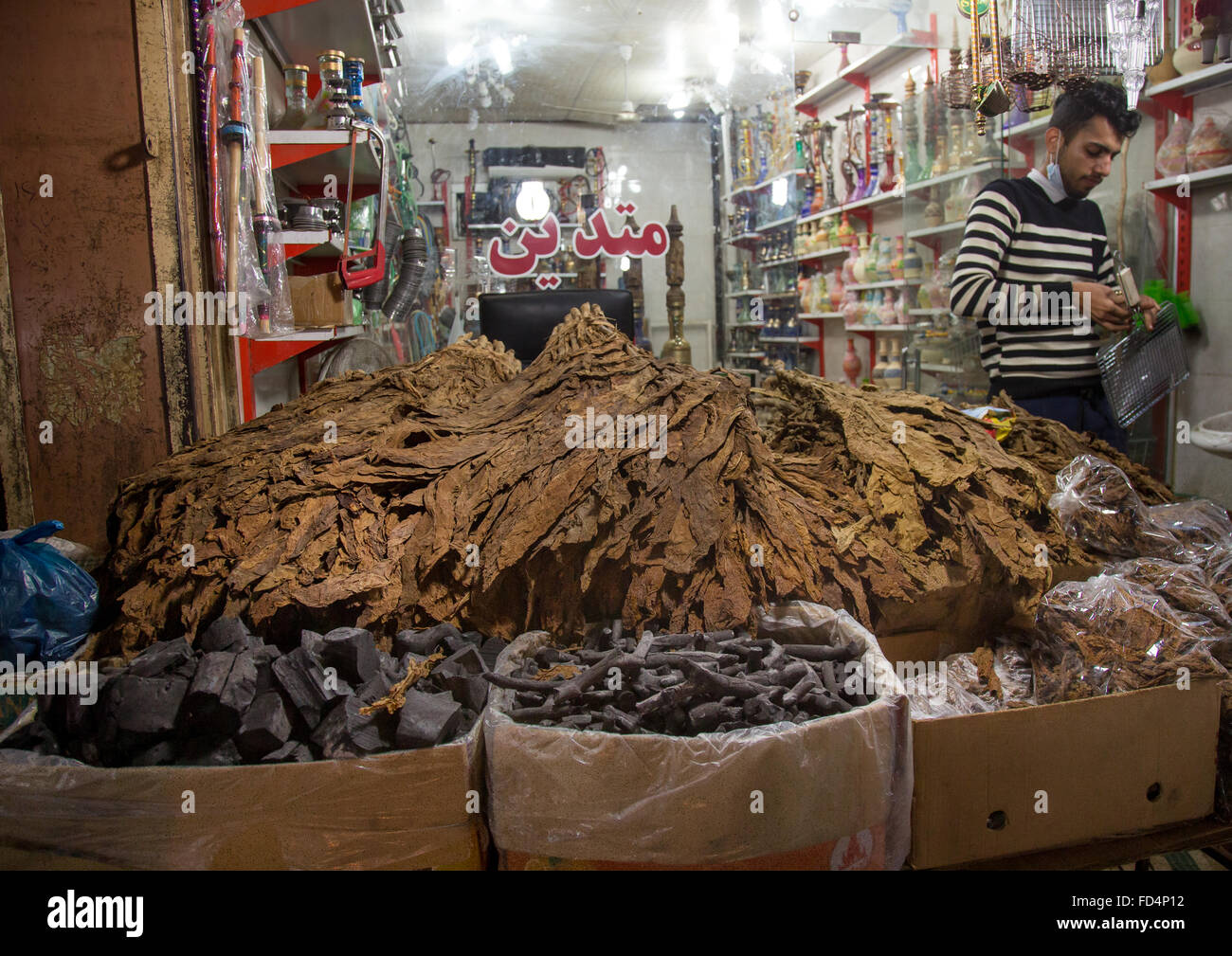 Feuilles de tabac et chichas vendus dans le bazar, l'Hormozgan, Bandar Abbas, Iran Banque D'Images