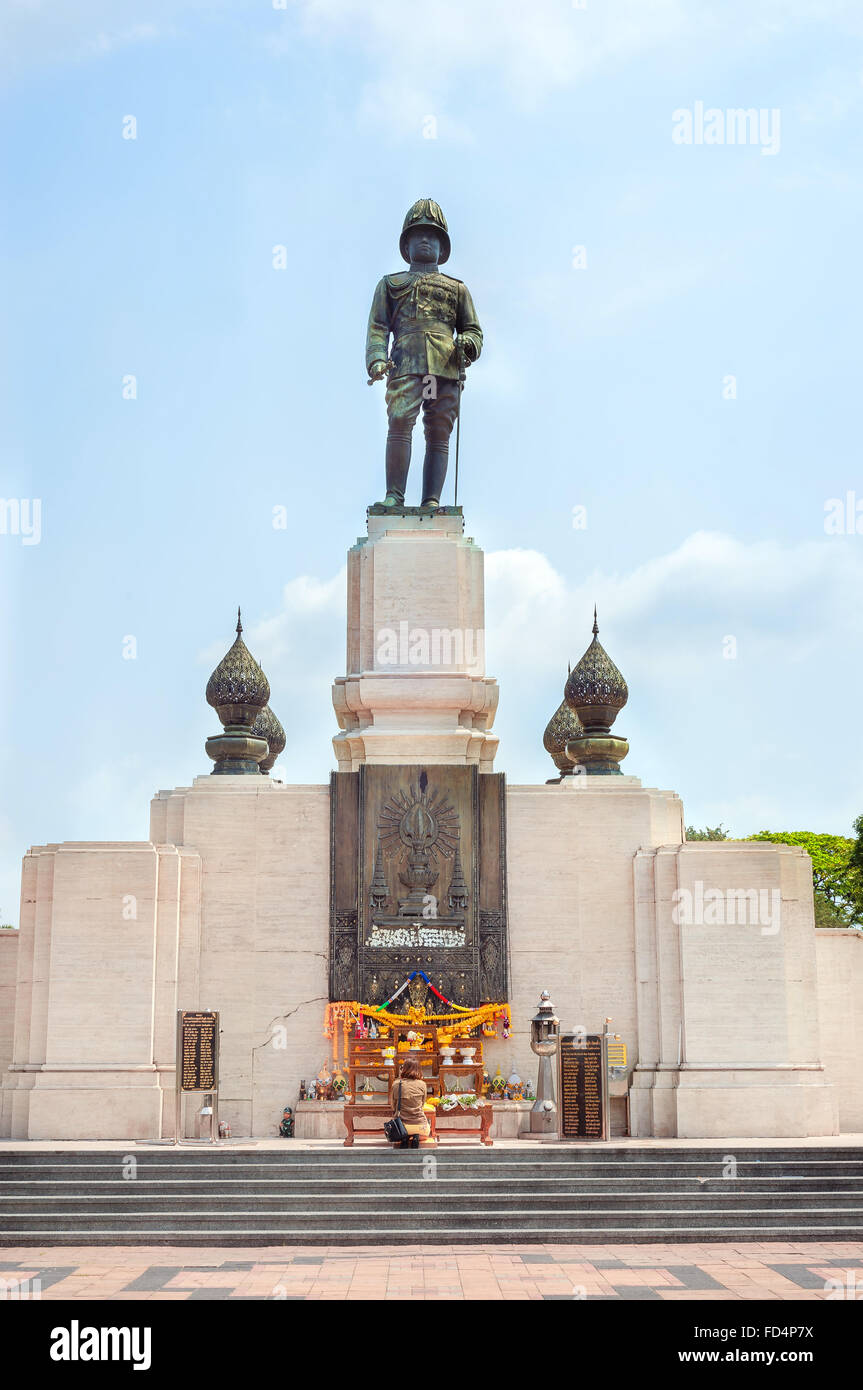 Statue de Rama VI à l'entrée de Parc Lumphini à Bangkok, Thaïlande Banque D'Images