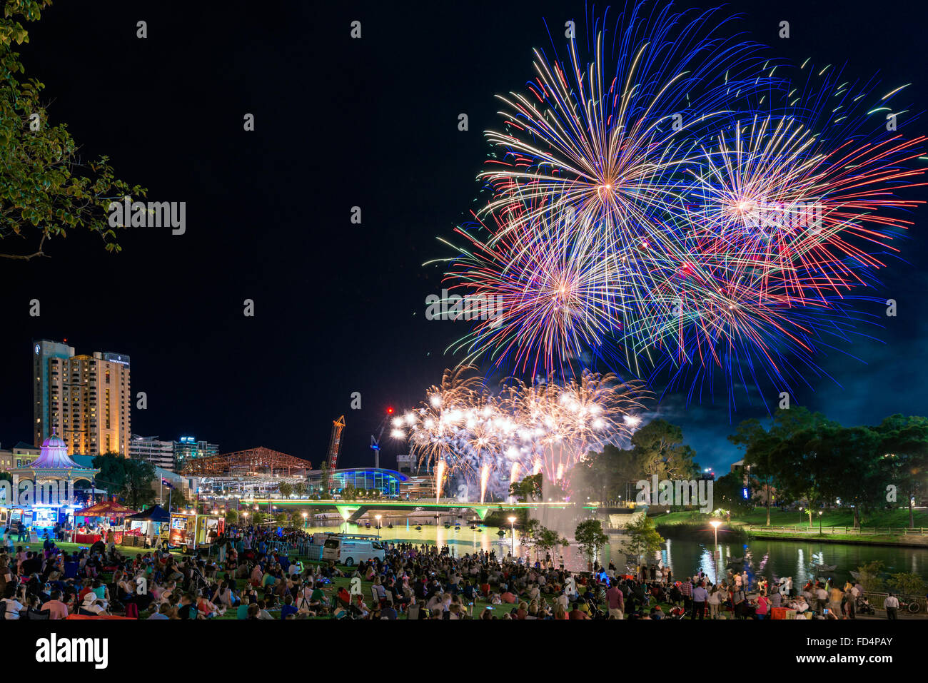 Adelaide, Australie - janvier 26, 2016 : Les gens se sont réunis à Elder Park pour célébrer et regarder les feux d'artifice de la fête de l'Australie. Banque D'Images