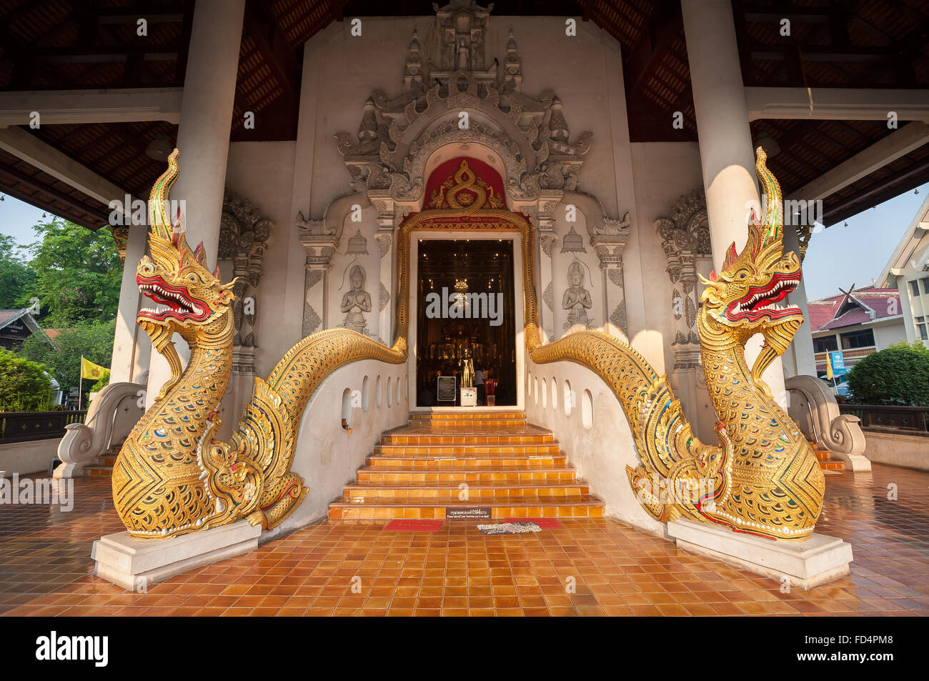 Lits jumeaux serpents naga à l'entrée de Wat Chedi Luang, Chiang Mai, Thaïlande Banque D'Images