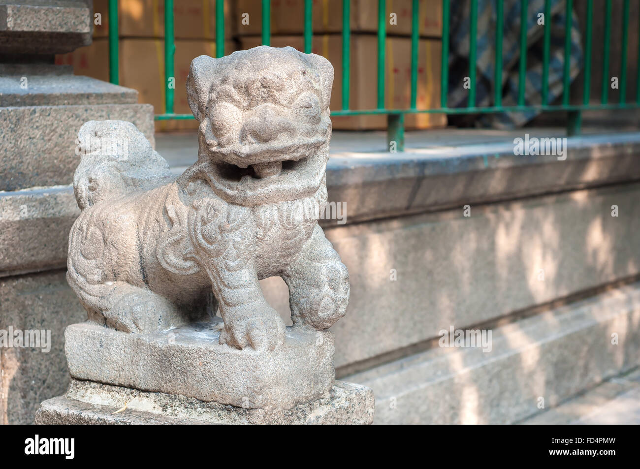 Lion en pierre à l'extérieur de Tin Hau, Yaumatei, Kowloon Banque D'Images