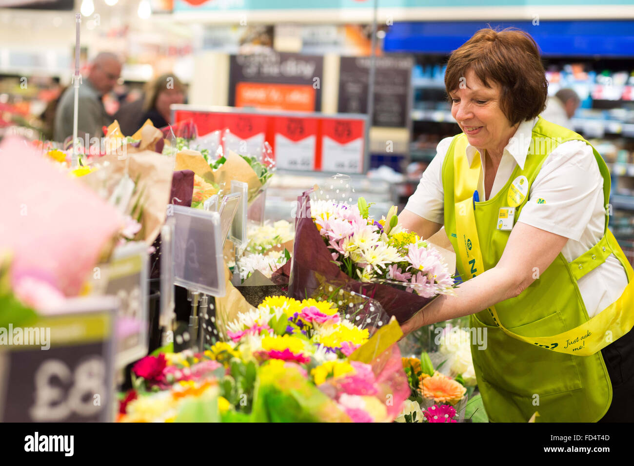 Supermarché Morrisons. Une femme travaillant dans la section fleuriste Banque D'Images