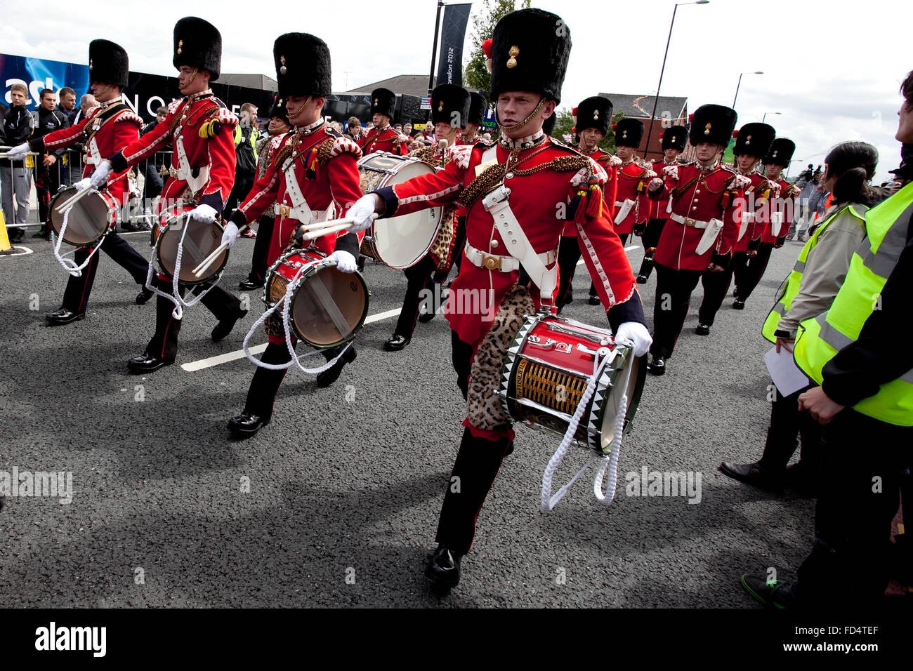 Relais du flambeau olympique à Bury Town Hall . Régiment royal de fusiliers , Tibworth Garrison . Banque D'Images