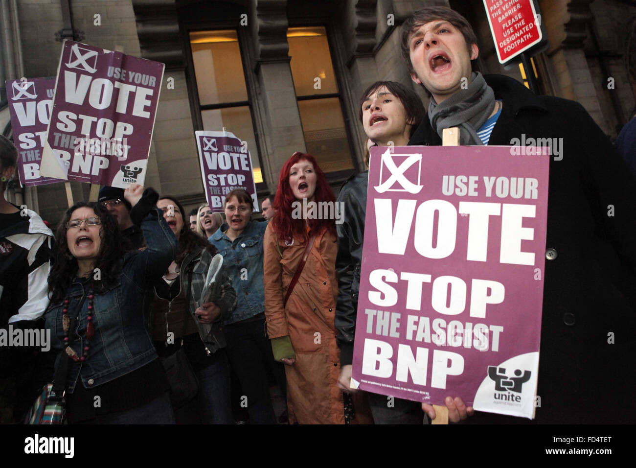 Les élections du Parlement européen dans le Nord Ouest résultats nuit à l'Hôtel de ville de Manchester. Les manifestants antifascistes à l'extérieur de la ville Banque D'Images