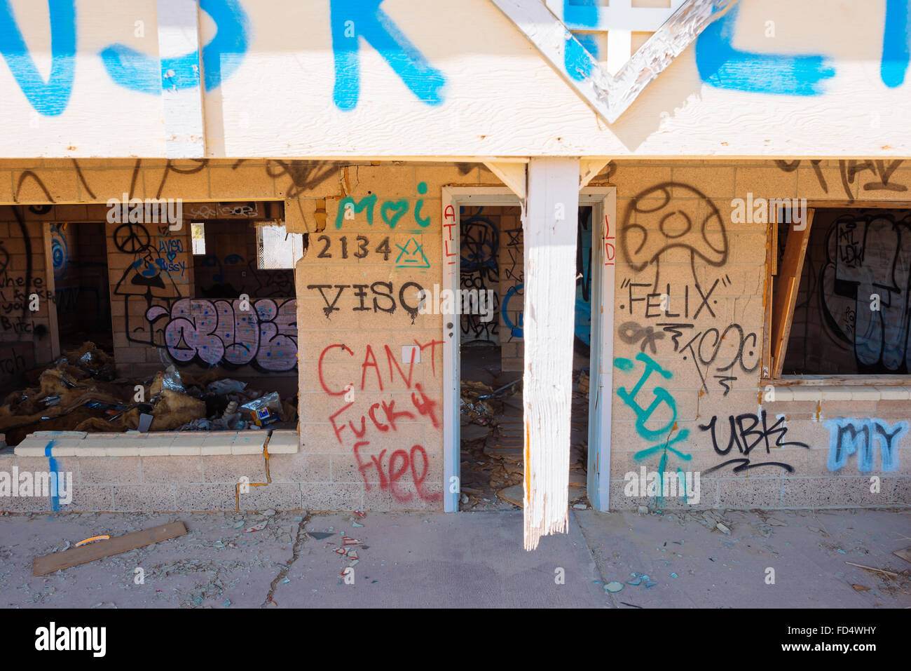 Un bâtiment abandonné dans Bombay Beach, en Californie, sur la rive orientale de la mer de Salton Banque D'Images
