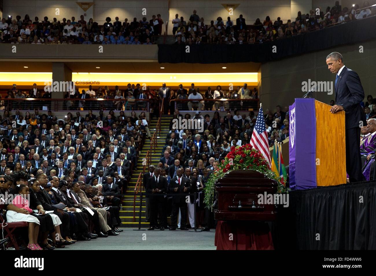 Président américain Barack Obama met tout en donnant l'éloge funèbre lors des funérailles de révérend Clementa Juin 26, 2015 Pinckney à Charleston, SC. Pinckney était l'une des neuf victimes de la fusillade de masse à l'église d'AME Emanuel. Banque D'Images