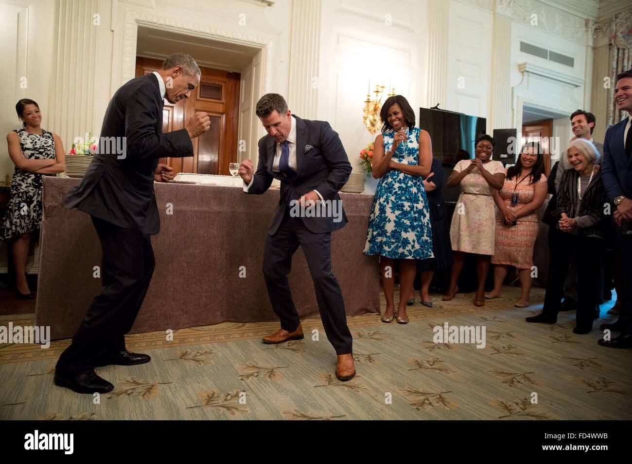 Le président des États-Unis, Barack Obama, se joint au départ Secrétaire sociale Jeremy Bernard dans une danse lors d'une cérémonie d'adieu pour Jeremy dans la salle à manger d'état de la Maison Blanche le 18 mai 2015 à Washington, DC. Banque D'Images