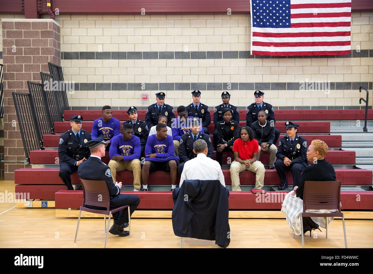 Le président des États-Unis, Barack Obama, des entretiens avec les étudiants et les responsables de l'application des lois sur les relations communautaires et des programmes qui renforcent la confiance entre les jeunes et la police le 18 mai 2015 à Camden, New Jersey. Banque D'Images